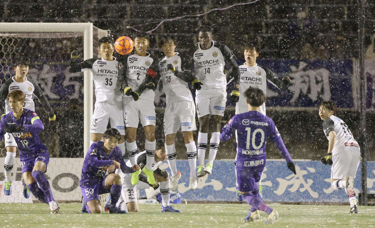 J1広島対柏　後半　雪が降り続ける中、プレーする両チーム（撮影・加藤孝規）