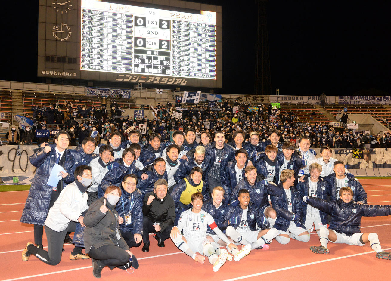 愛媛対福岡　J1昇格を決め記念撮影を行う福岡イレブン（撮影・前岡正明）