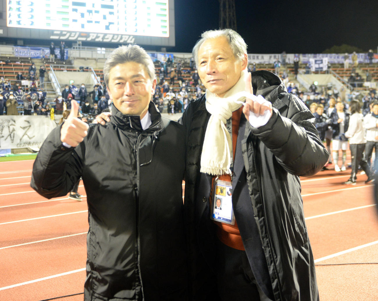 愛媛対福岡　Jリーグ原副チェアマン（右）から祝福を受ける福岡長谷部監督（撮影・前岡正明）
