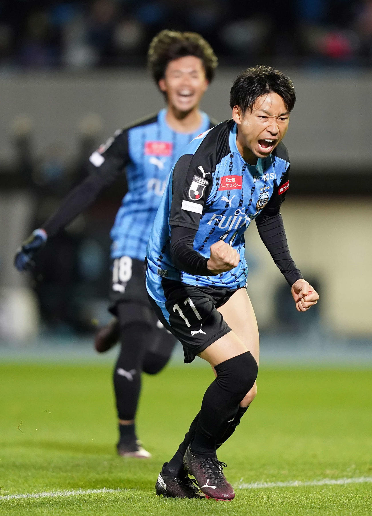 16日の川崎F対浦和　後半、ゴールを決めガッツポーズする川崎F・FW小林