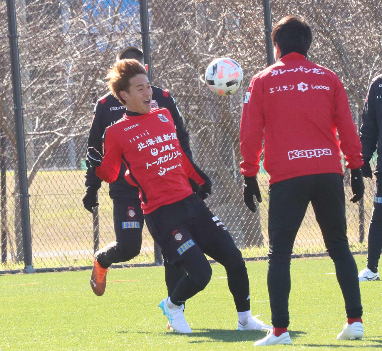 リラックスした表情で練習する札幌MF高嶺（左）（撮影・浅水友輝）