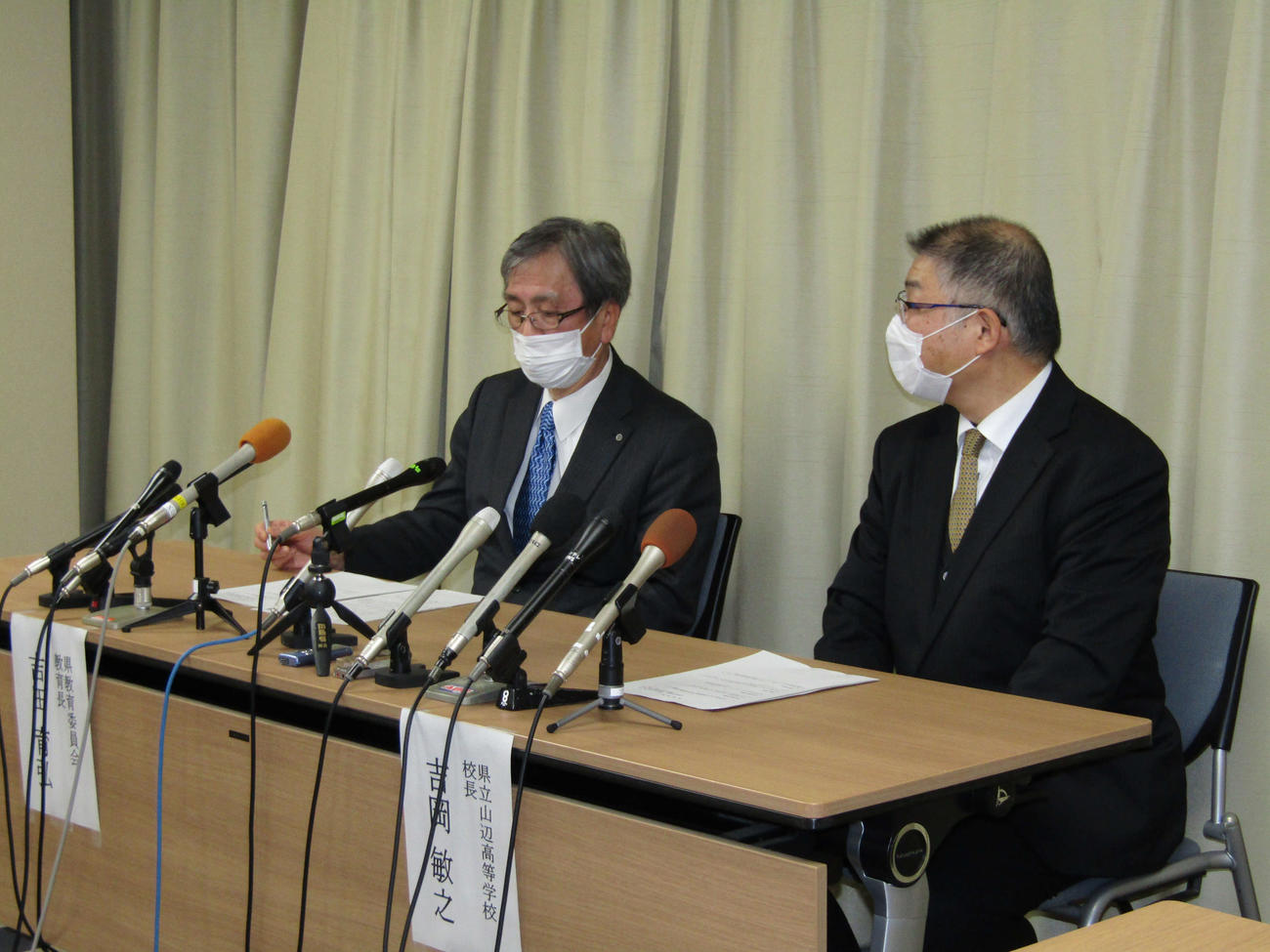 部員の飲酒問題を受け会見を行う山辺高校吉岡校長（右）と、吉田奈良県教育長（撮影・佐藤あすみ）