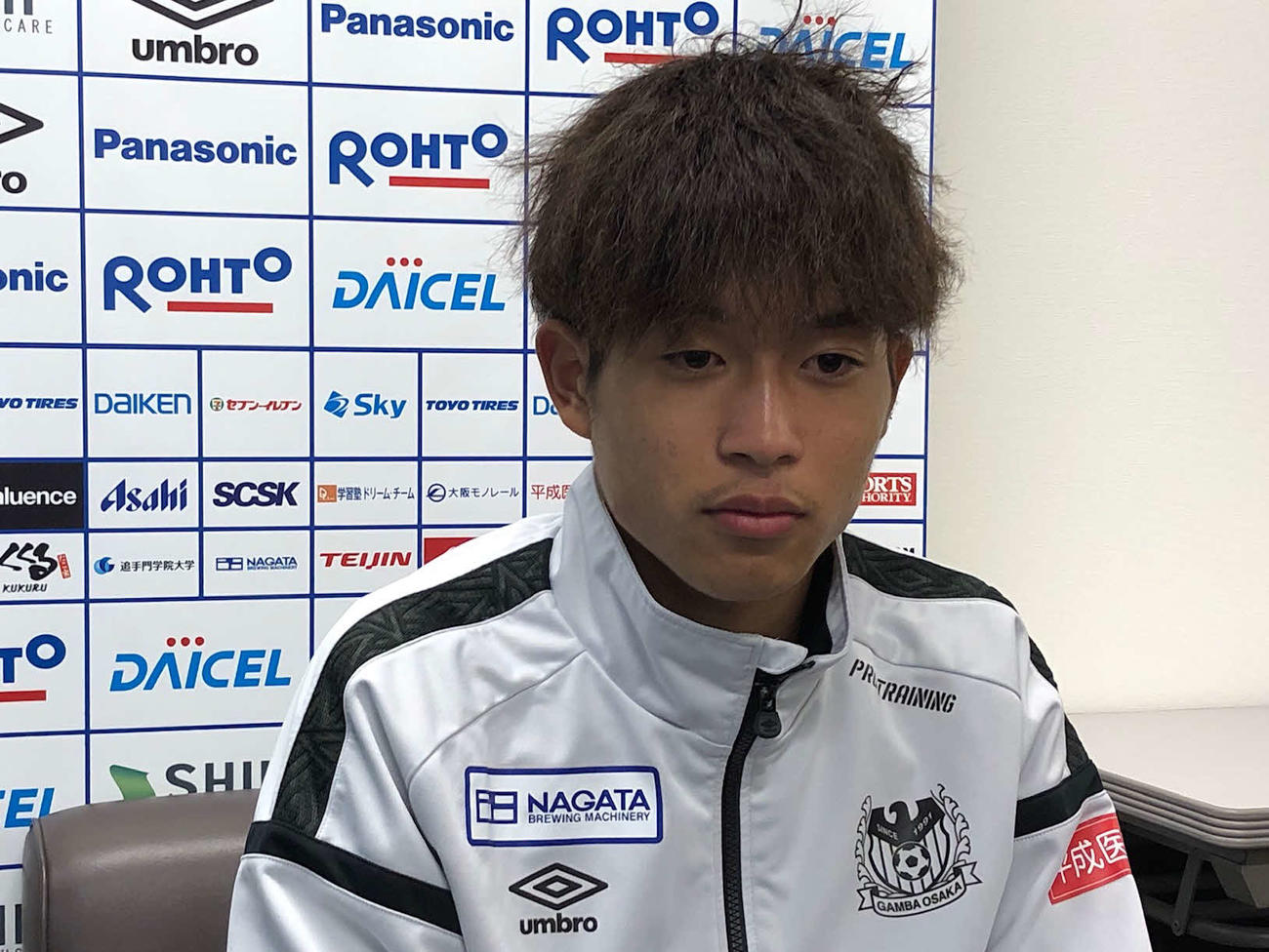 取材対応するG大阪MF奥野（C）GAMBAOSAKA