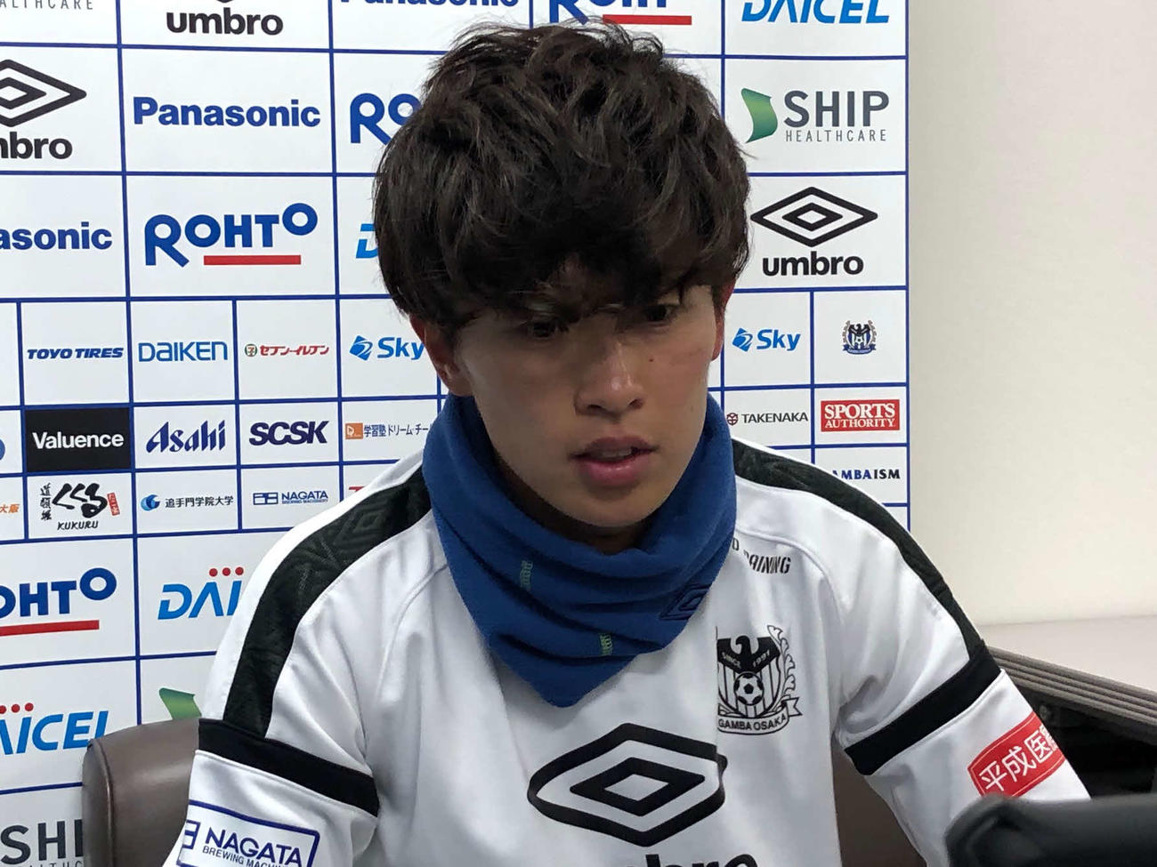 取材対応するG大阪MF山本（C）GAMBAOSAKA