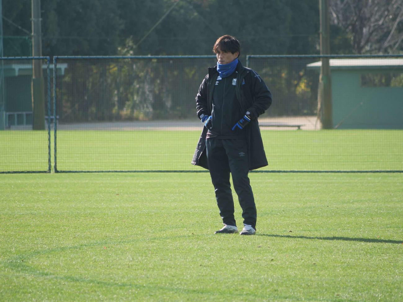 練習を見守る宮本監督(C)GAMBAOSAKA
