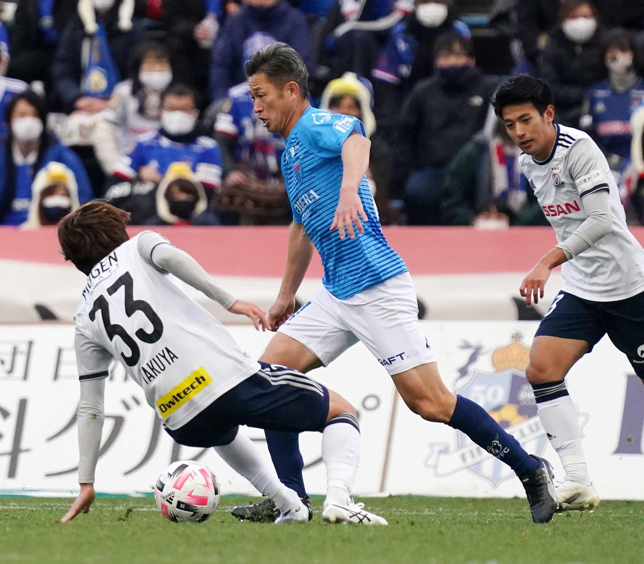 横浜FC対横浜　後半、ドリブルする横浜FC・FWカズ（中央）（撮影・江口和貴）