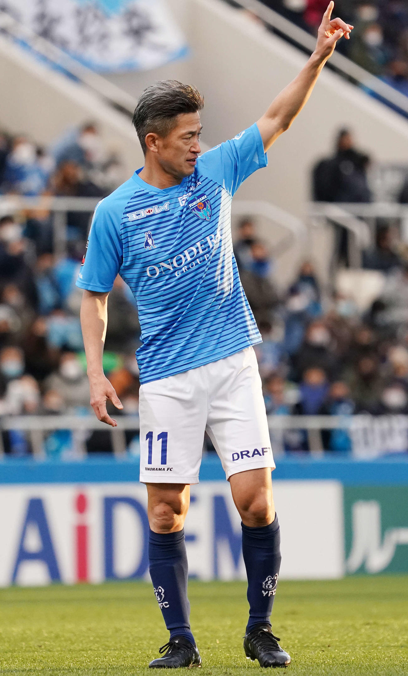 横浜FC対横浜　後半、途中出場する横浜FC・FWカズ（撮影・江口和貴）