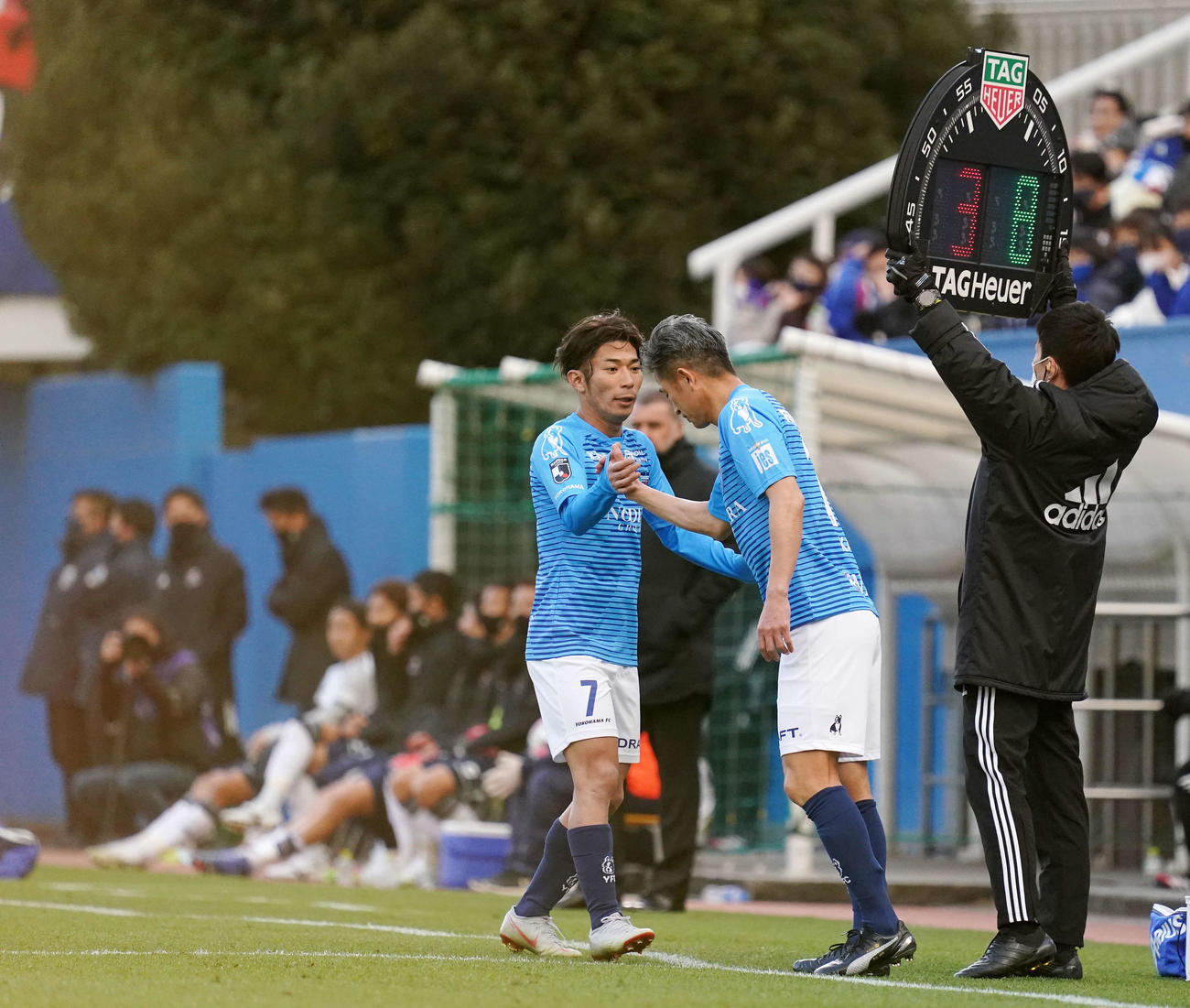 横浜FC対横浜　後半、横浜FC・MF松浦（左）と交代し出場するFWカズ（撮影・江口和貴）