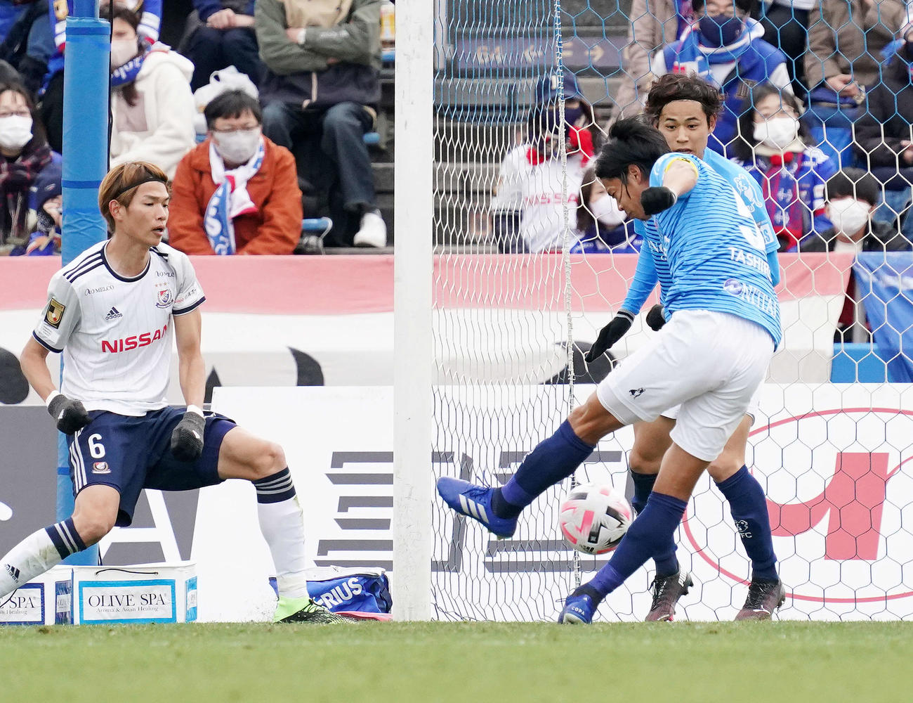 横浜FC対横浜　前半、ゴールを決める横浜FC・DF田代（右）（撮影・江口和貴）