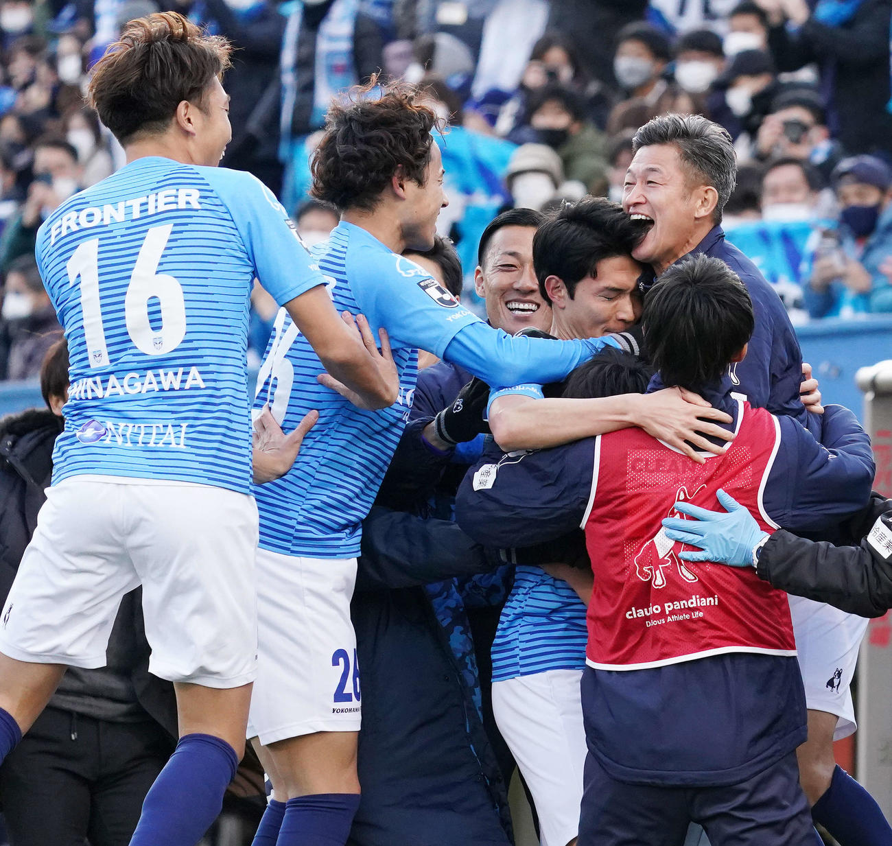 横浜FC対横浜　後半、ゴールを決めた横浜FC・MF瀬沼（右から3人目）を祝福するFWカズ（右端）ら（撮影・江口和貴）