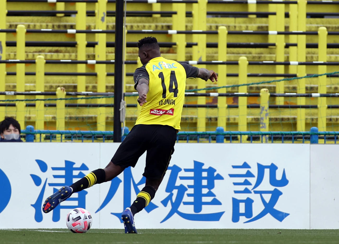 柏対川崎F　前半、先制ゴールを決める柏FWオルンガ（撮影・狩俣裕三）
