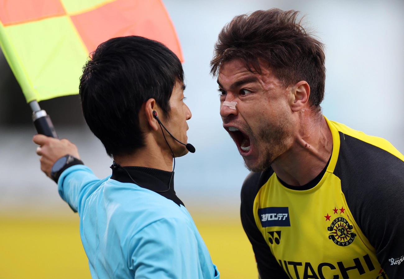 柏対川崎F　後半、副審に猛抗議する柏FWクリスティアーノ（撮影・狩俣裕三）