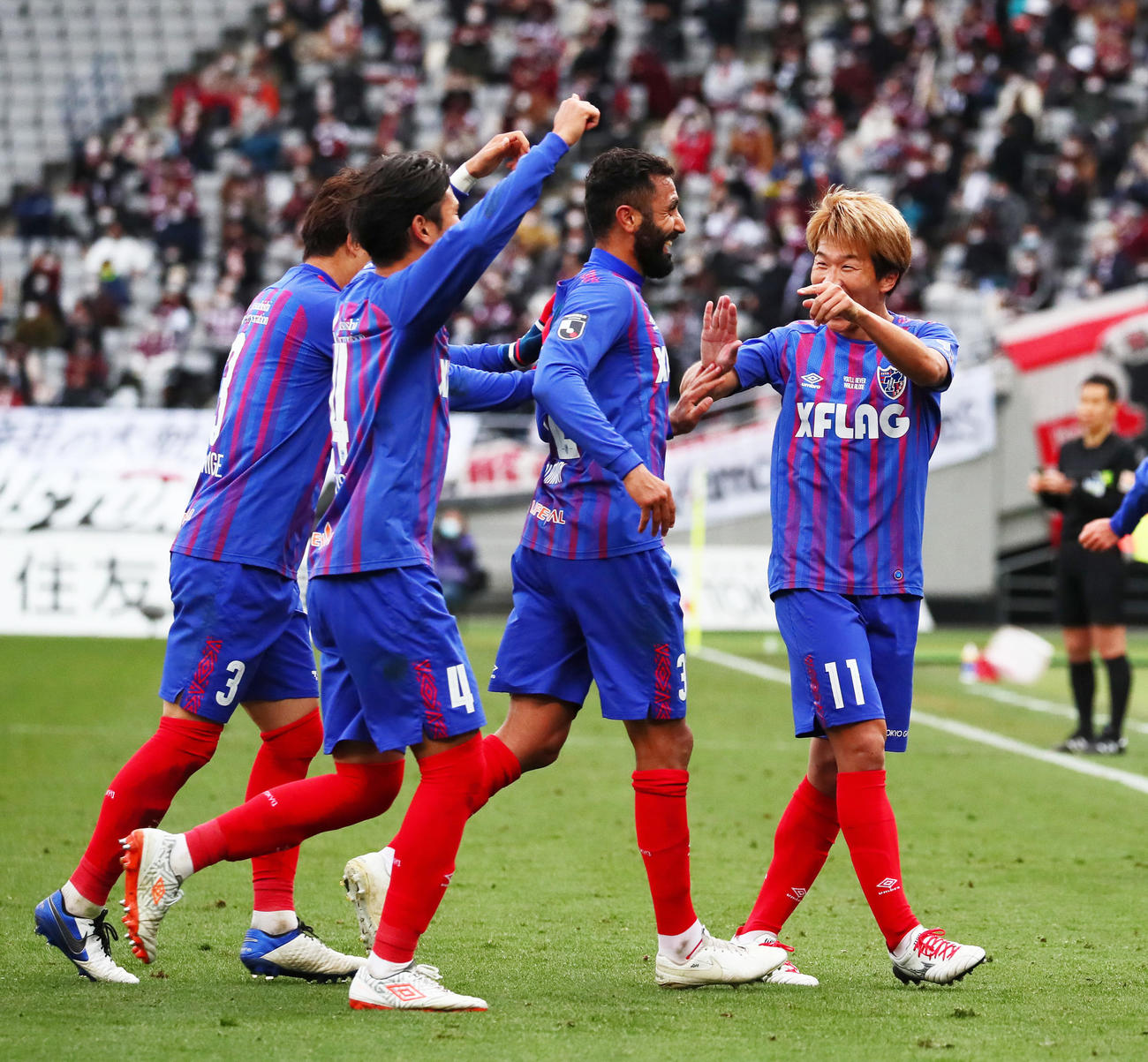 東京対神戸　後半、ヘディングでゴールを決め祝福される東京DFジョアン・オマリ（右から2人目）（撮影・足立雅史）