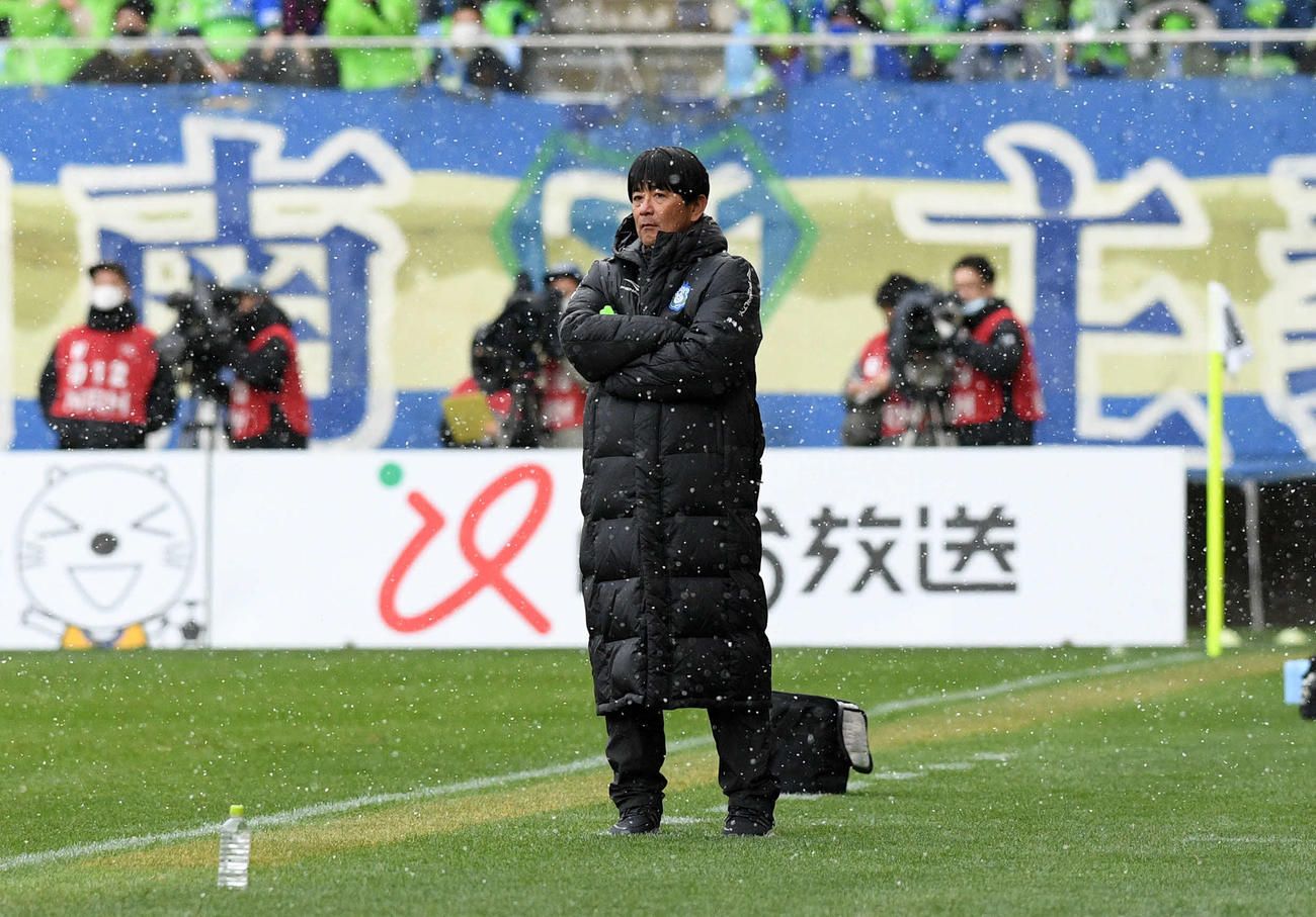 仙台対湘南　前半、戦況を見つめる湘南浮嶋監督（撮影・滝沢徹郎）