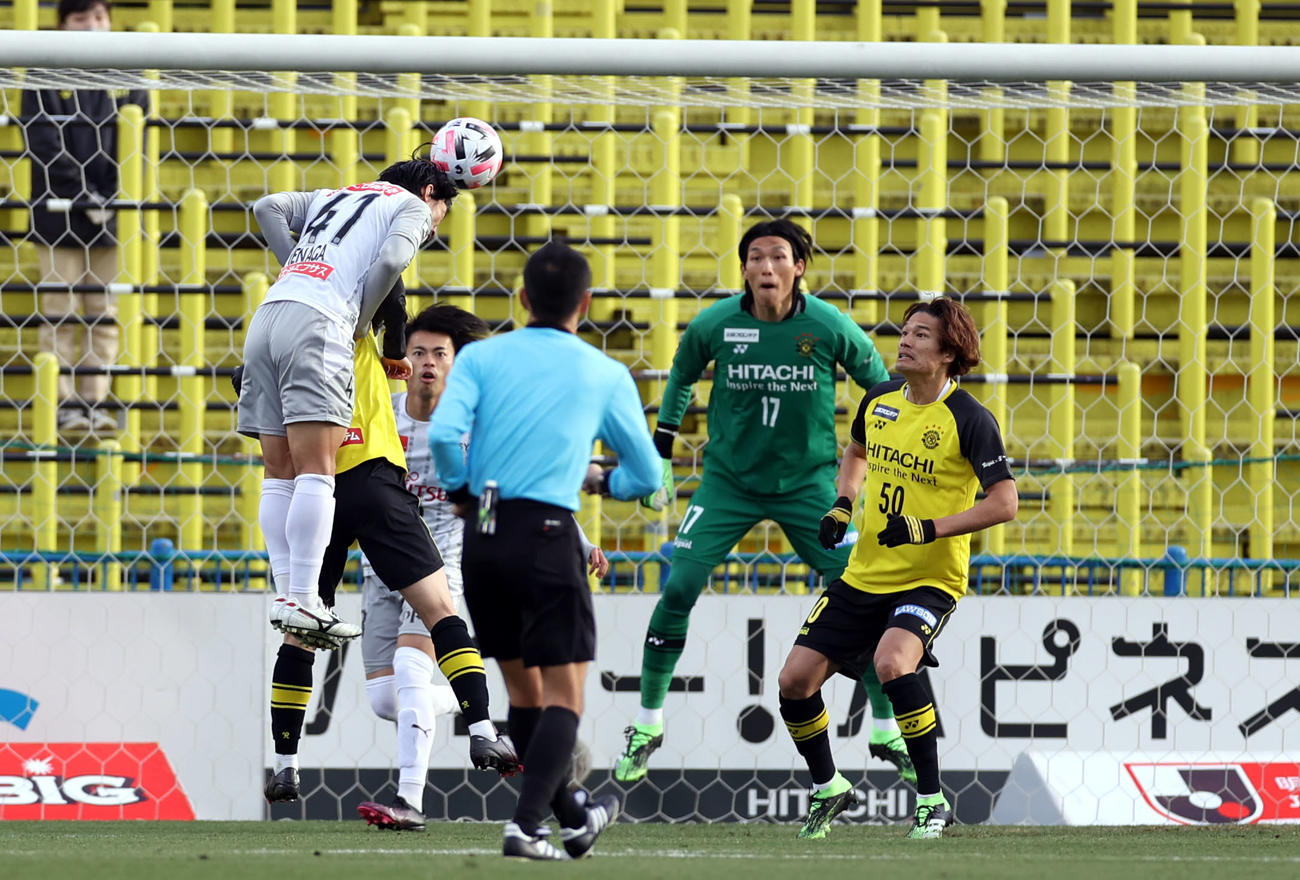 柏対川崎F　後半、ヘディングでゴールを決める川崎F・MF家長（左）（撮影・狩俣裕三）