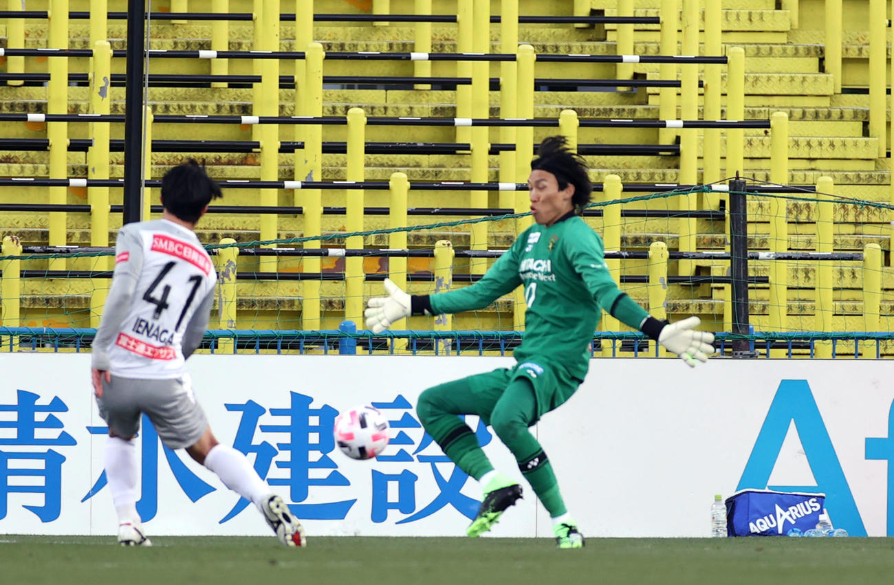柏対川崎F　後半、ゴールを決める川崎F・MF家長（左）（撮影・狩俣裕三）