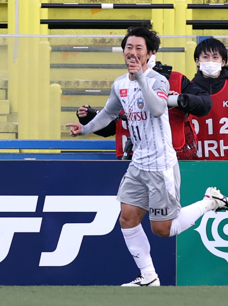 柏対川崎F　後半、この日、2点目のゴールを決め、喜ぶ川崎F・MF家長（撮影・狩俣裕三）