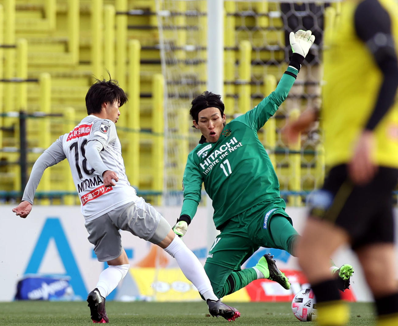 柏対川崎F　後半、柏GKキム・スンギュ（右）からボールを奪い、川崎F・FWレアンドロ・ダミアンのゴールをアシストするMF三笘（撮影・狩俣裕三）