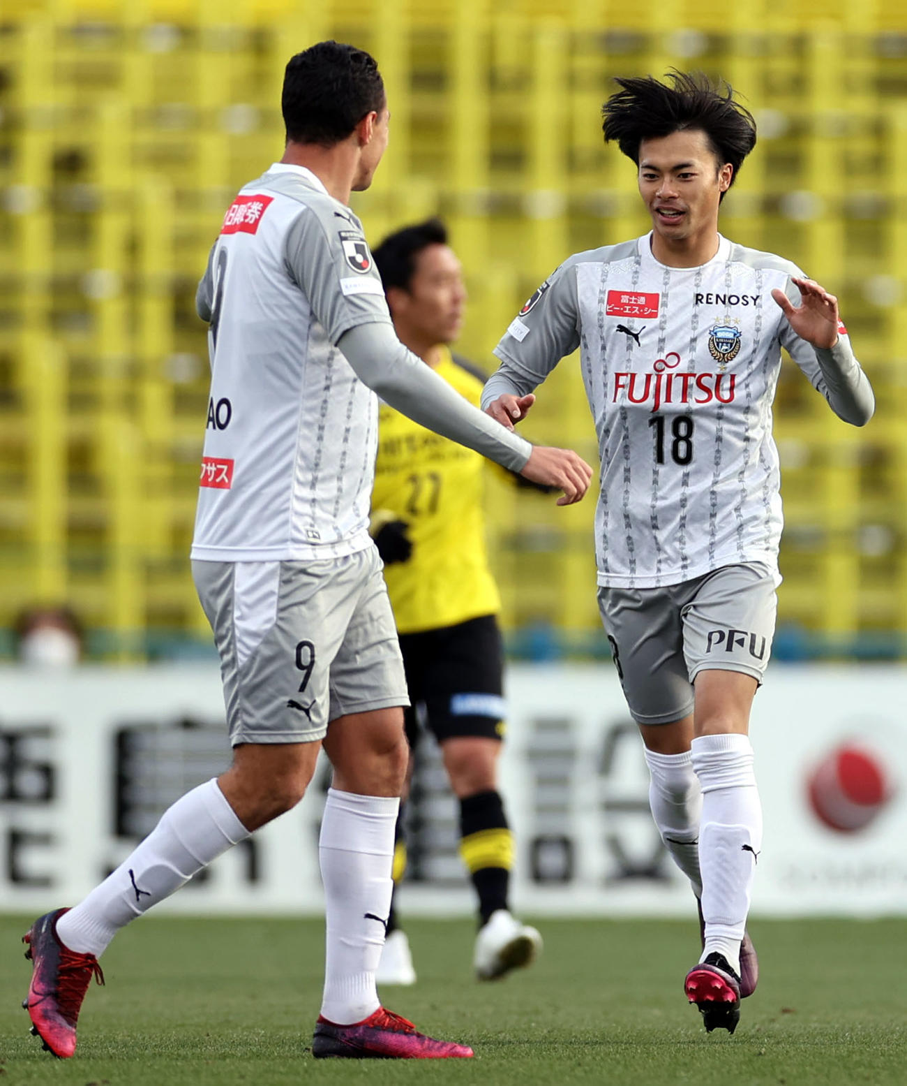 柏対川崎F　後半、ゴールした川崎F・FWレアンドロ・ダミアン（左）とタッチを交わすMF三笘（撮影・狩俣裕三）