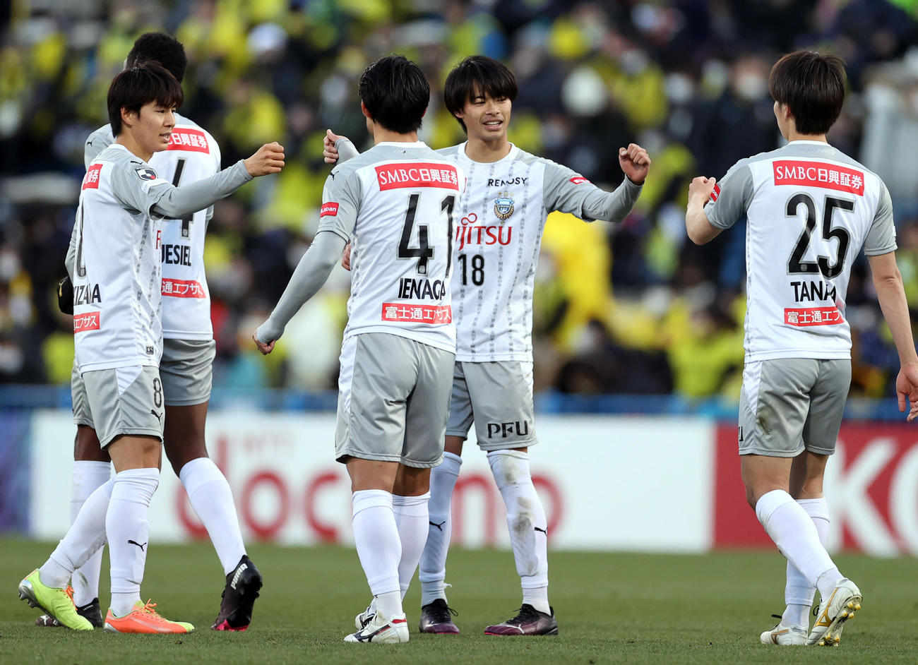 柏対川崎F　後半、逆転勝ちし、喜びを分かち合うMF三笘（右から2人目）ら川崎Fの選手たち（撮影・狩俣裕三）