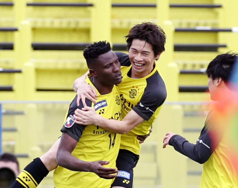 柏対川崎F　前半、先制ゴールを決め、柏MF瀬川（中央）に抱きつかれ、祝福されるFWオルンガ（撮影・狩俣裕三）