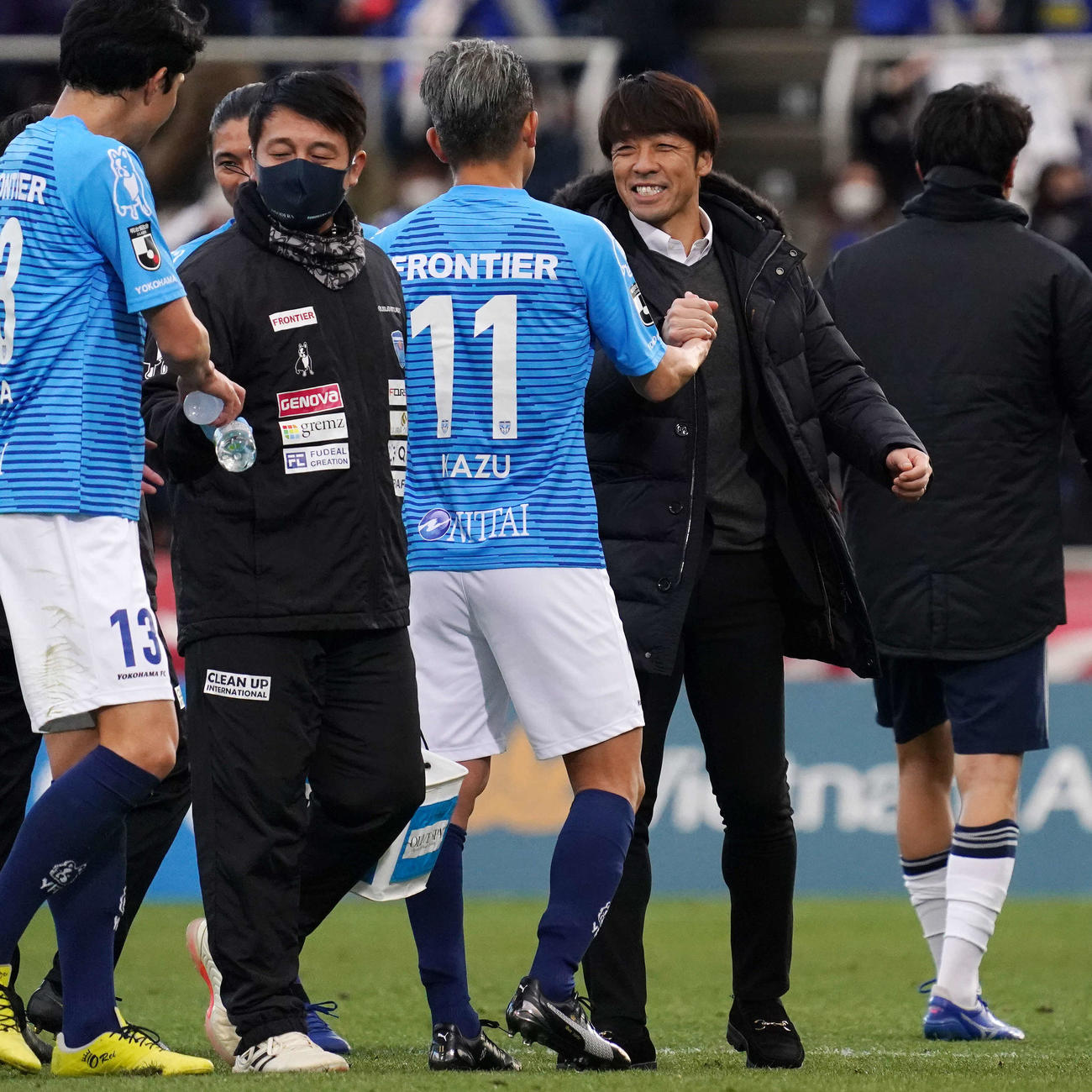 横浜FC対横浜　試合後、横浜FC・FWカズ（中央）と握手をかわす下平監督（撮影・江口和貴）