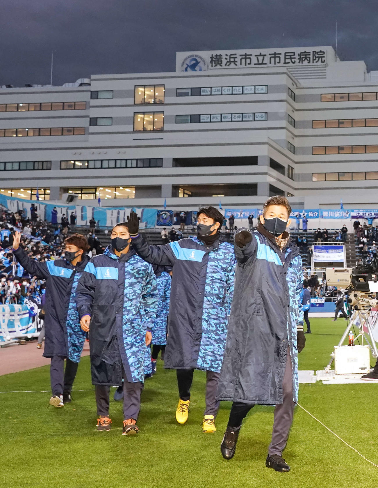 横浜FC対横浜　セレモニー後、場内1周する横浜FC・FWカズ（右端）ら（撮影・江口和貴）