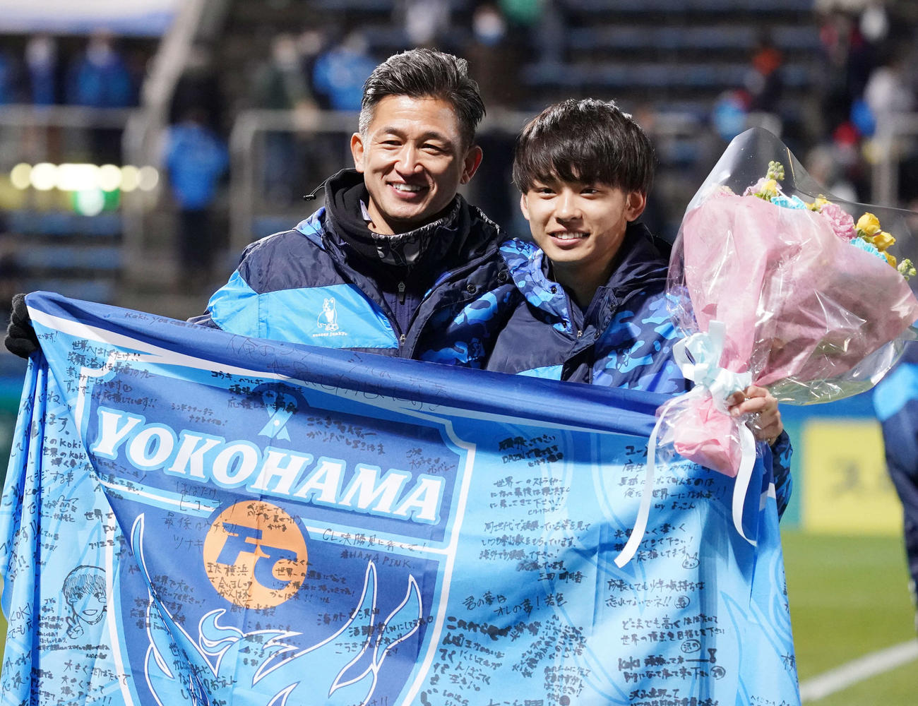 横浜FC対横浜　セレモニー後、記念撮影する横浜FC・FWカズ（左）とFW斉藤（撮影・江口和貴）