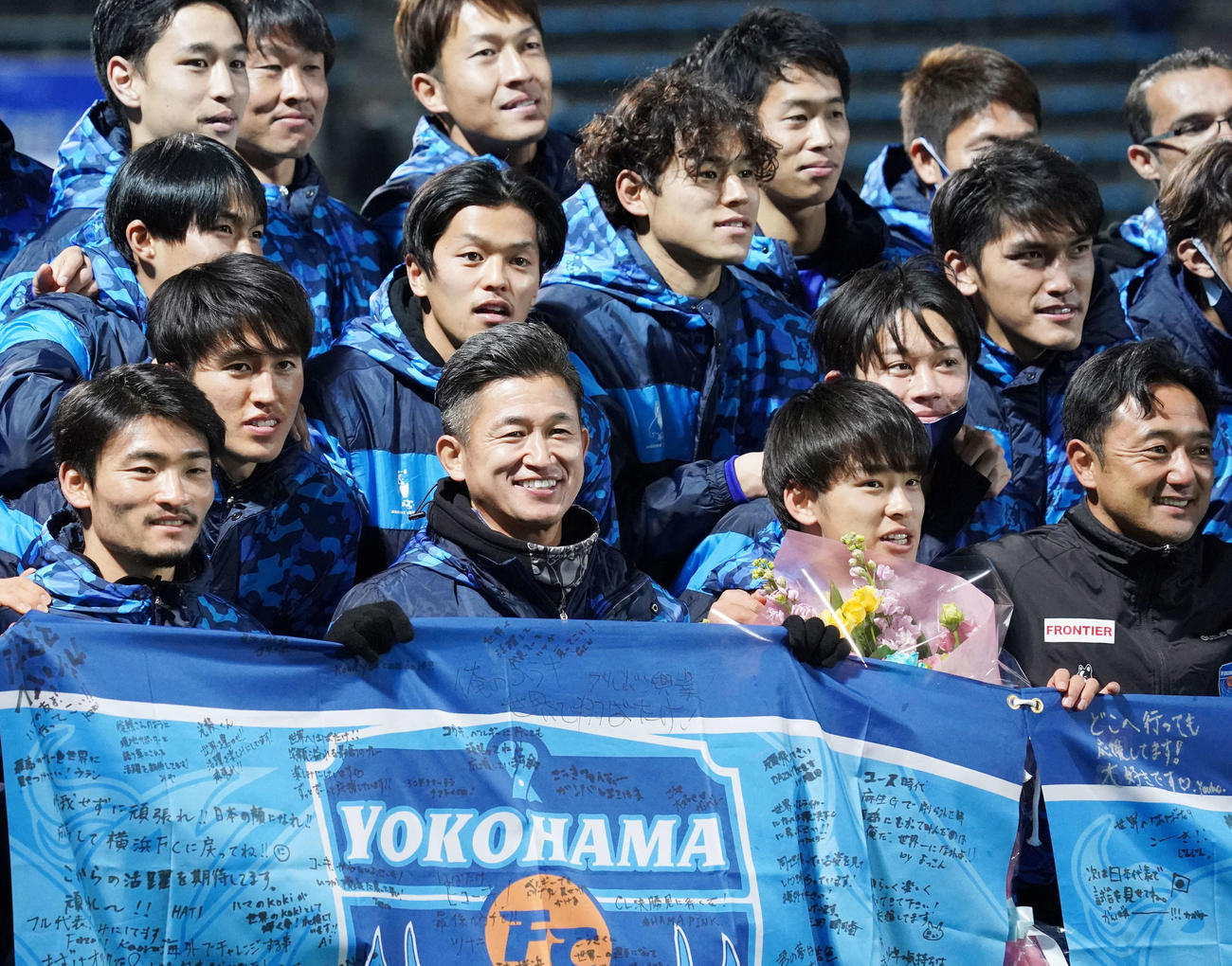 横浜FC対横浜　セレモニー後、FW斉藤（前列中央右）ら横浜FCイレブンと記念撮影するFWカズ（同左）（撮影・江口和貴）