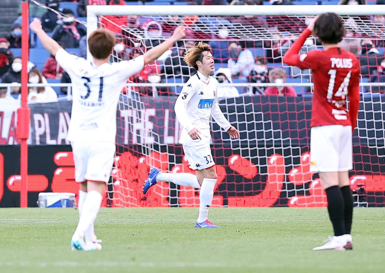浦和対札幌　後半、ゴールを決め、ベンチに向かって走りだす札幌DF田中（中央）（撮影・浅見桂子）