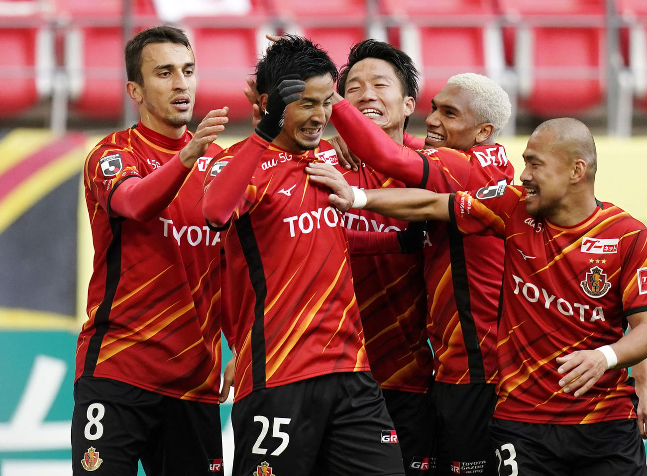 名古屋―広島　後半、決勝ゴールを決め、祝福される名古屋・前田（左から2人目）（共同）