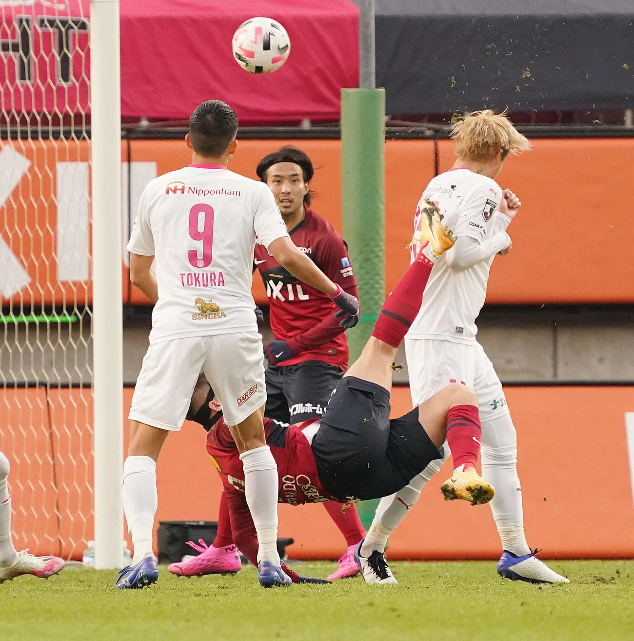 鹿島対C大阪　後半、オーバーヘッドキックでゴールを狙う鹿島FWエヴェラウド（下）（撮影・菅敏）