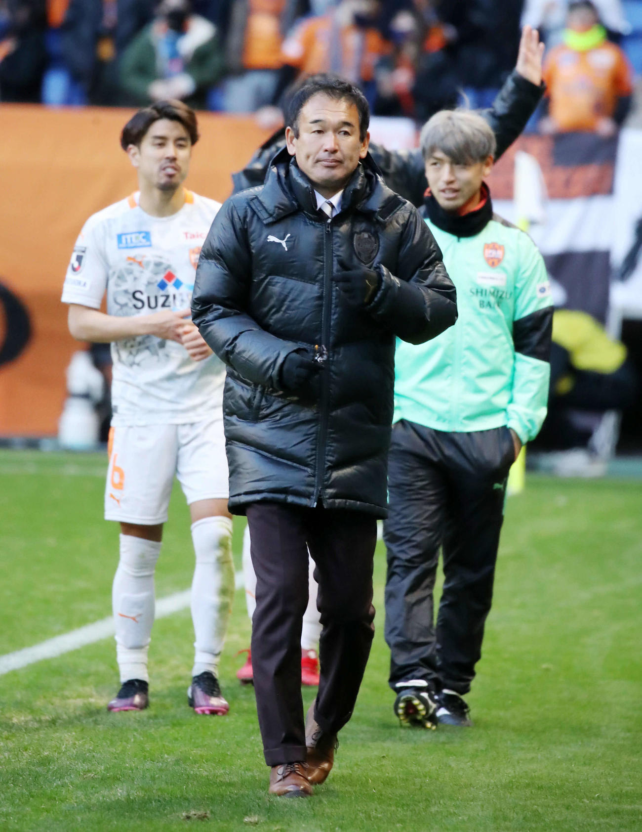 試合を終え引き揚げる清水の平岡監督（撮影・加藤哉）