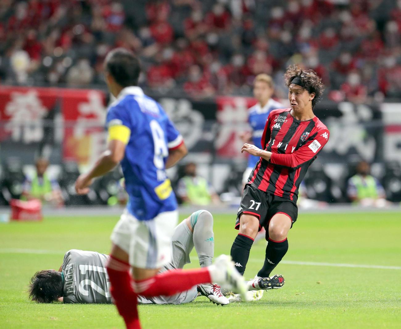 横浜戦でゴールを決める札幌MF荒野（右）（2020年7月26日撮影）