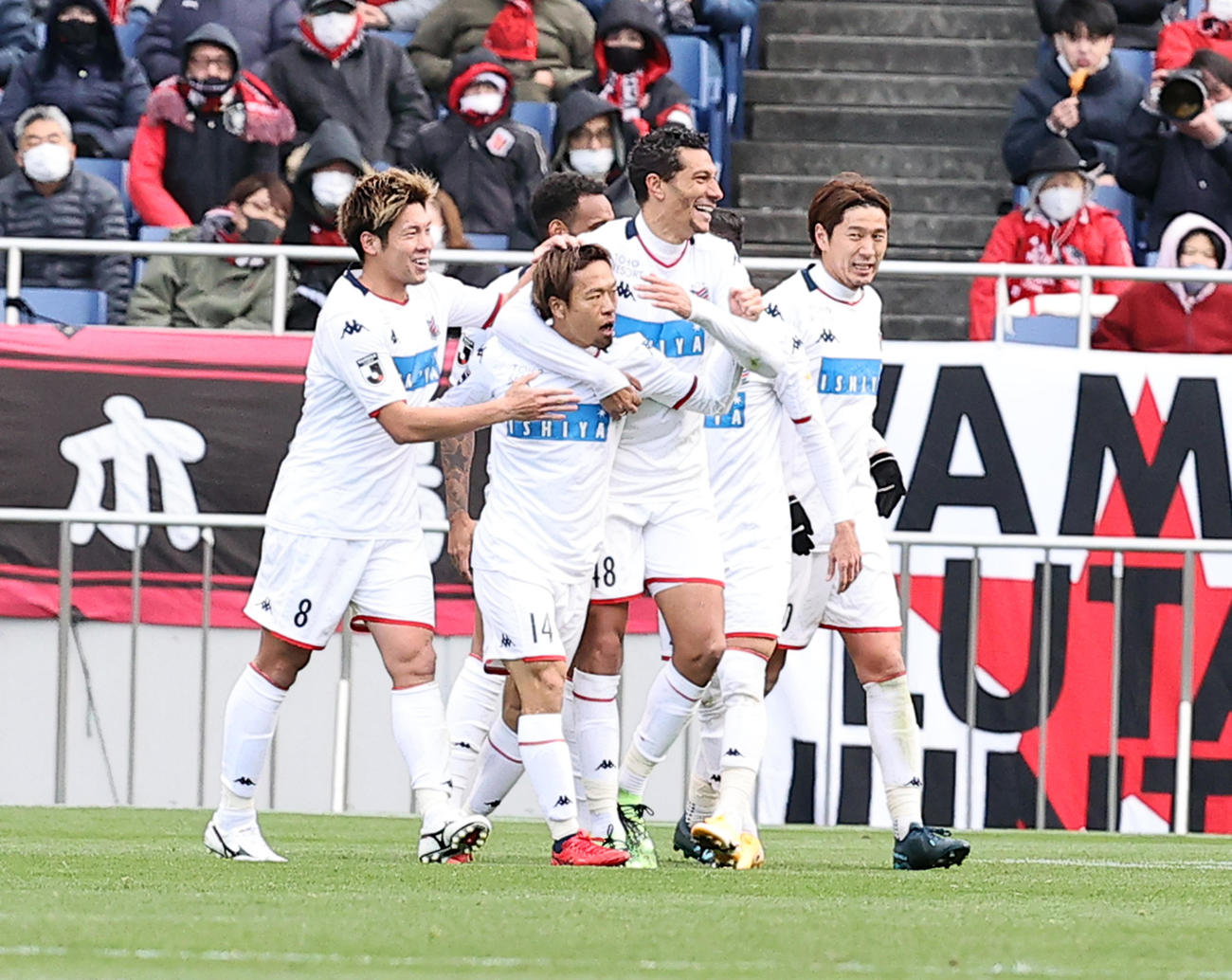 浦和対札幌　後半、先制ゴールを決めた札幌MF駒井（中央）はイレブンに祝福されガッツポーズ（撮影・浅見桂子）