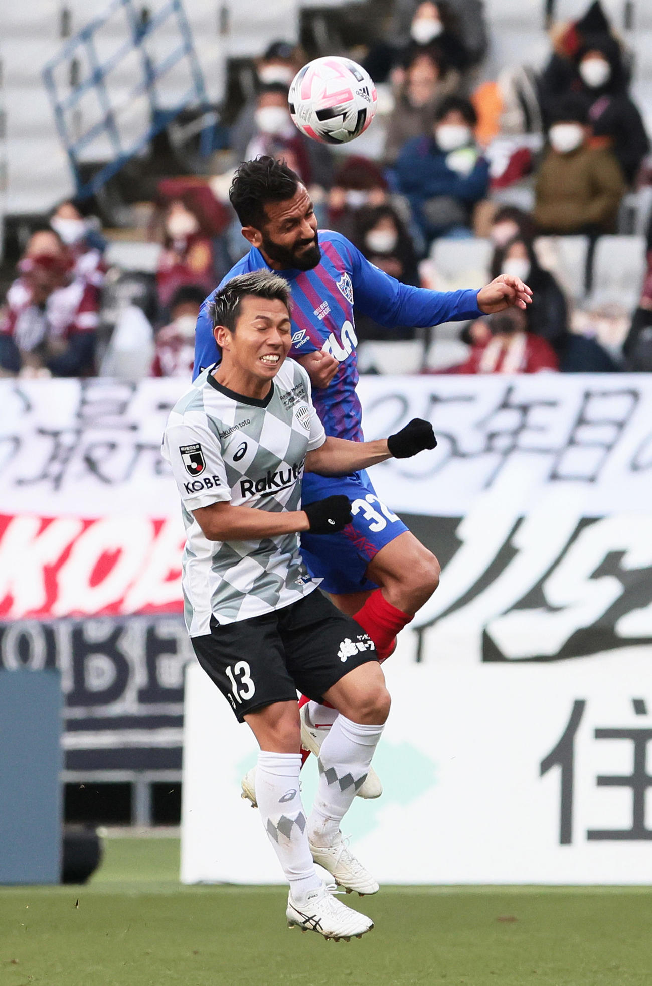 東京対神戸　後半、頭で競り合う神戸MF小川（左）と東京DFジョアン・オマリ（撮影・足立雅史）