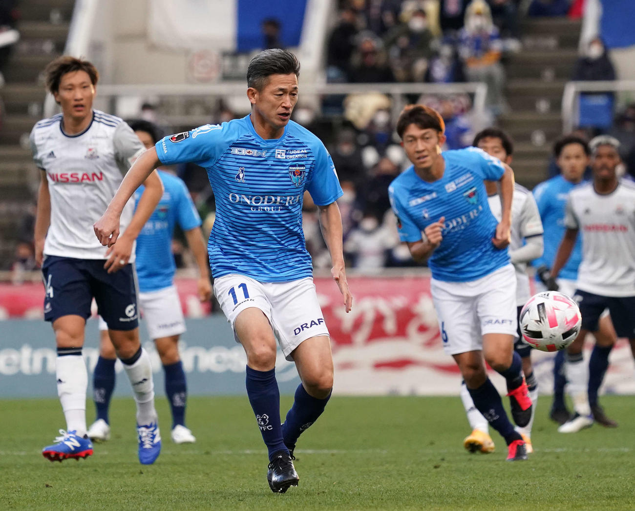 横浜FC対横浜　後半、途中出場する横浜FC・FWカズ（撮影・江口和貴）