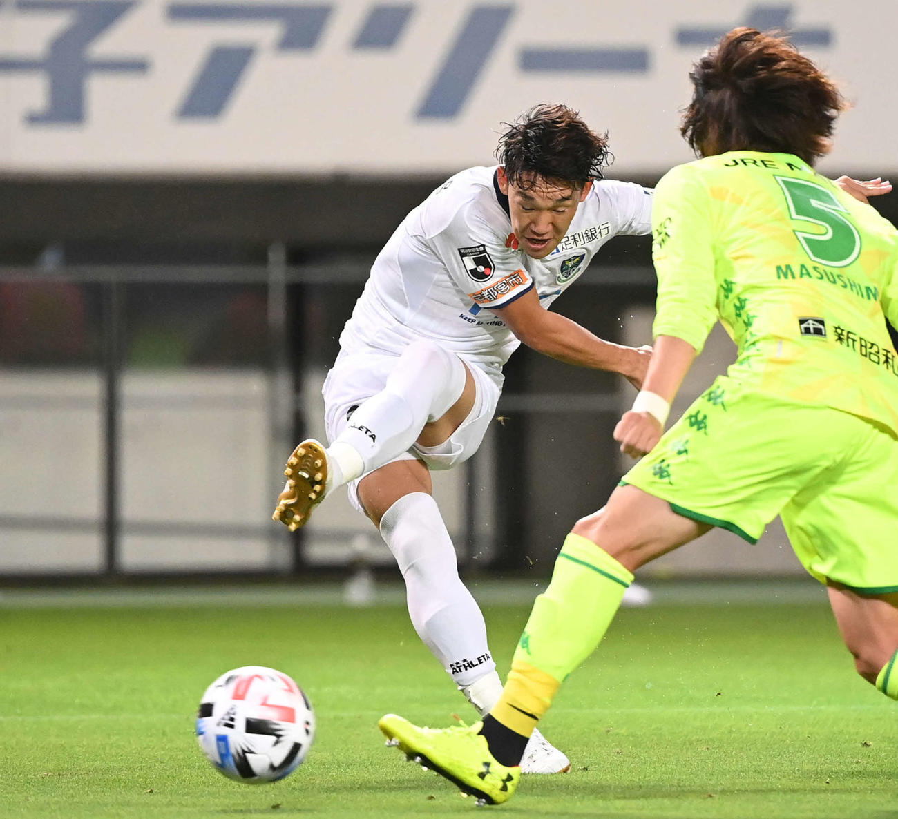 シュートを放つ栃木MF明本（2020年7月11日撮影）