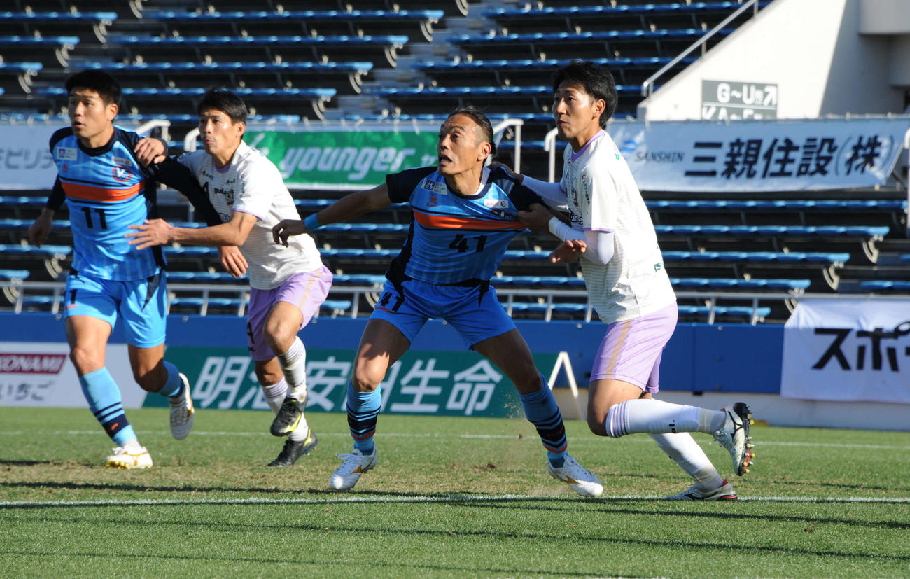 相手と競り合うYS横浜のFW安彦（左から3人目）