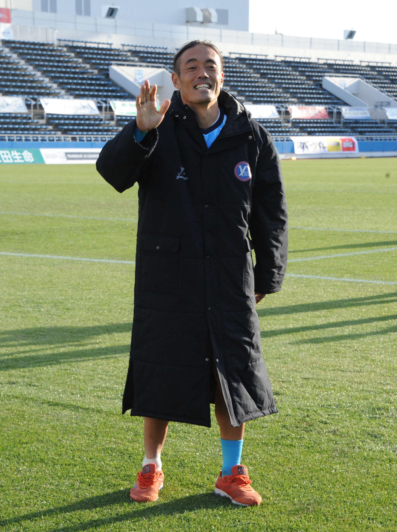 試合後にサポーターへあいさつするYS横浜のFW安彦