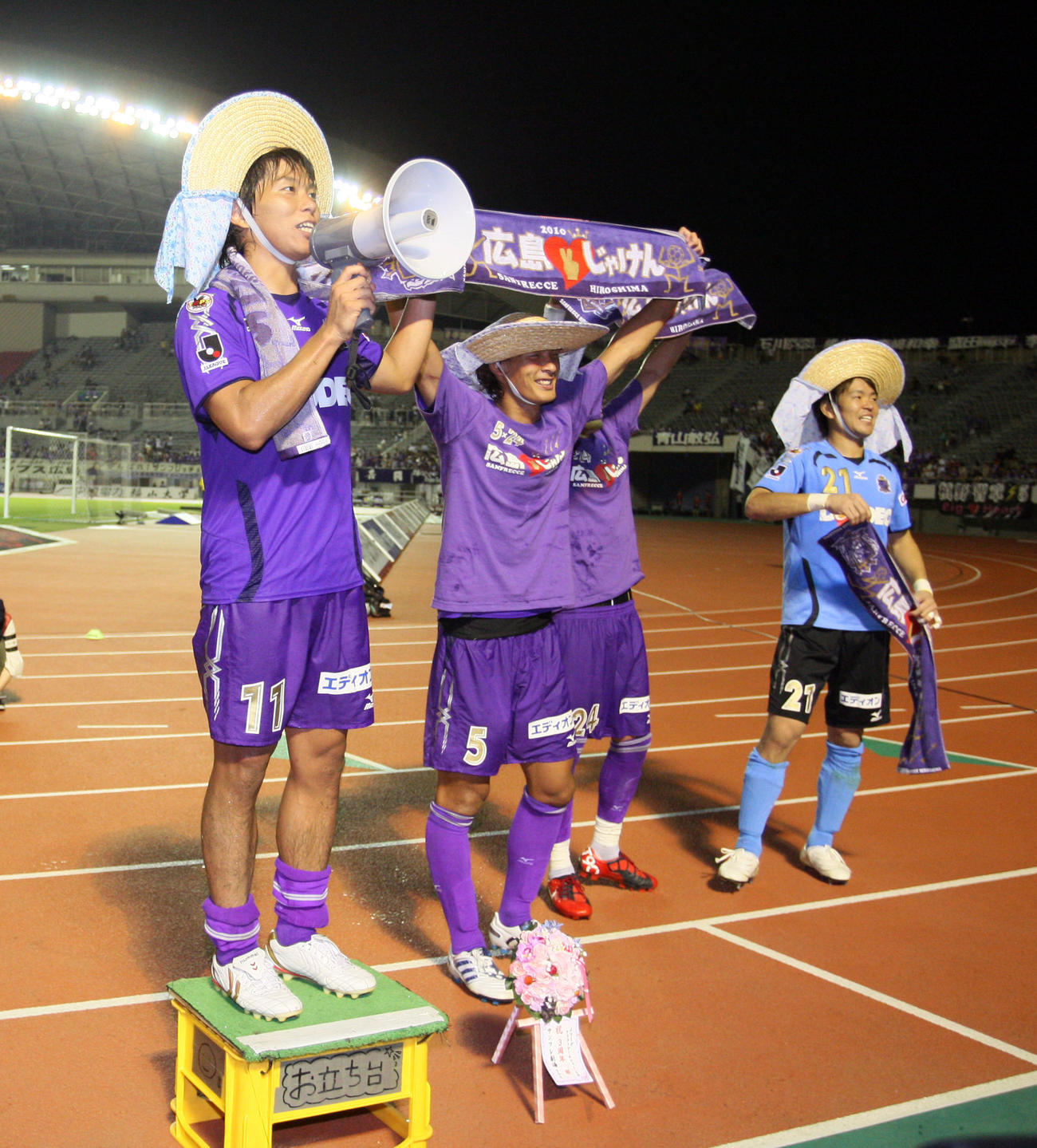 京都戦で勝利を飾りサポーターの前でパフォーマンスする左から佐藤、槙野、森脇、西川(2010年8月1日撮影)
