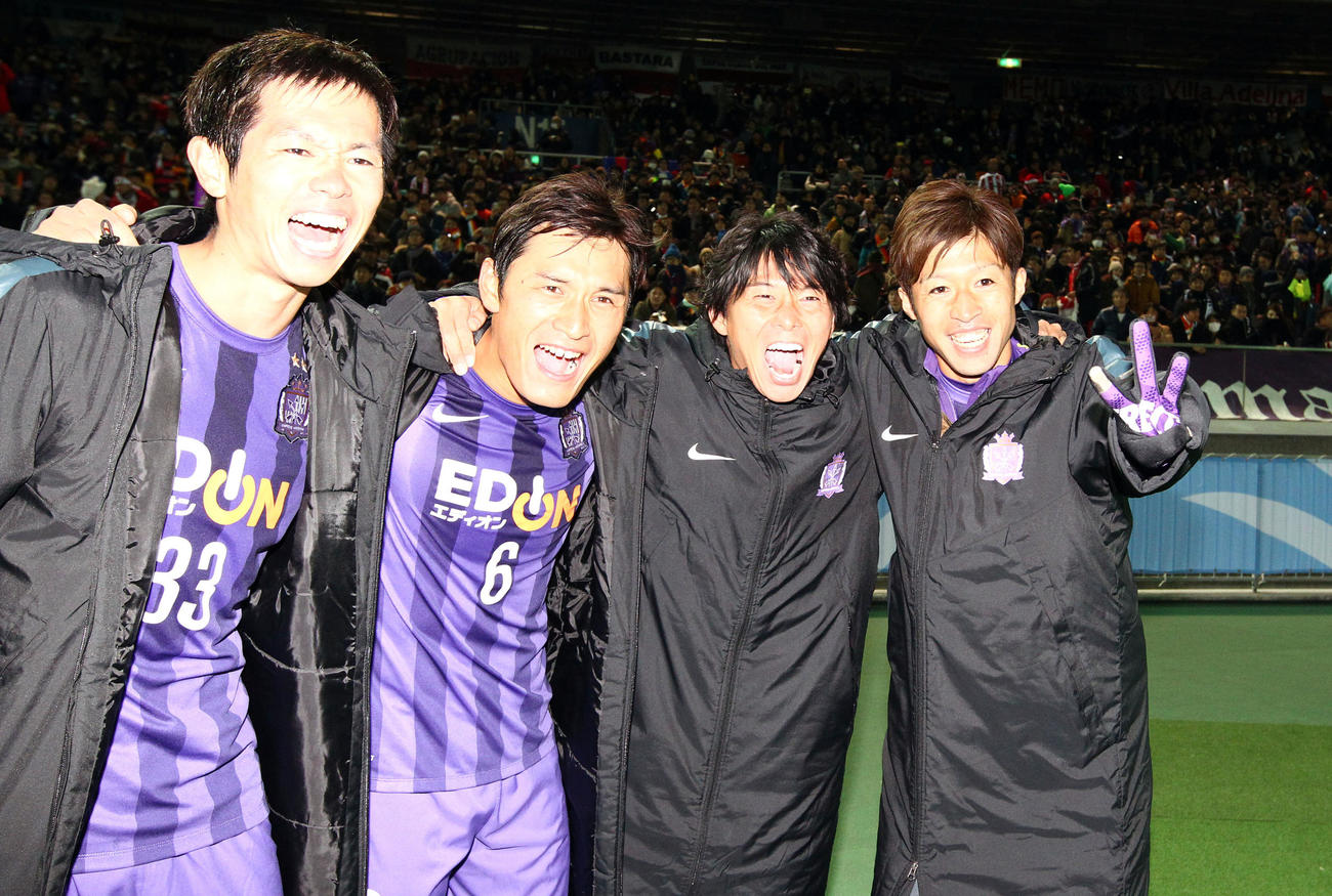 クラブW杯2015　3位決定戦　広島対広州恒大　勝利し、3位の喜びを分かち合う、左から広島DF塩谷司、MF青山敏弘、FW佐藤寿人、広島MF森崎和幸（2015年12月20日撮影）