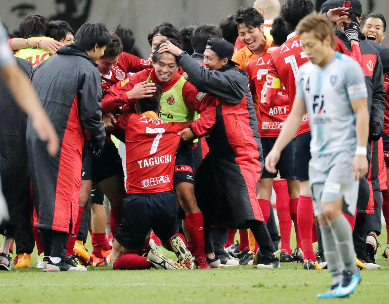 J1昇格プレーオフ・決勝　名古屋対福岡　J1昇格を決め、ピッチで抱き合う名古屋FW佐藤寿人（中央）らイレブン（2017年12月3日撮影）