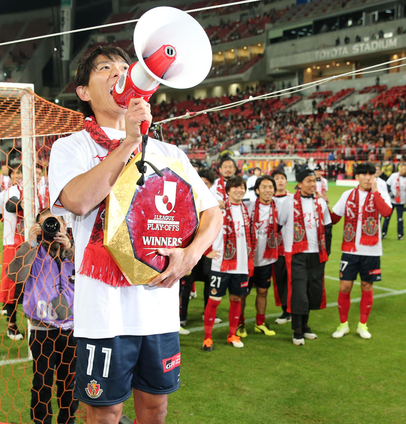 J1昇格プレーオフ・決勝　名古屋対福岡　優勝盾を手に、サポーターへあいさつする名古屋FW佐藤寿人（2017年12月3日撮影）