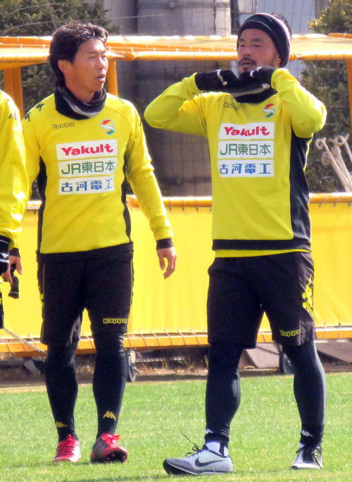 千葉の初練習に参加したFW佐藤寿人（左）と兄のMF佐藤勇人（2019年1月7日撮影）