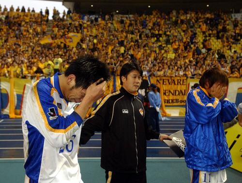 大分対仙台　J2降格が決まり、顔を覆ったままの佐藤寿人（右）（2003年11月29日撮影）