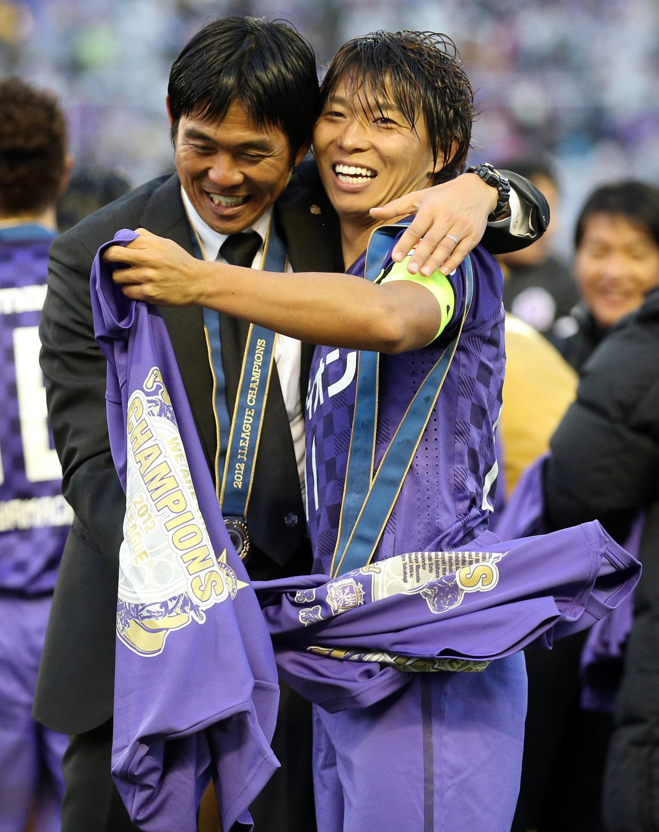 12年、優勝を決め、森保監督（左）に抱きしめられる広島FW佐藤寿人（2012年11月24日撮影）