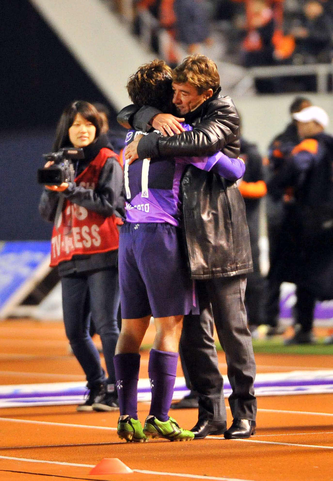 11年、試合終了後に広島FW佐藤寿人と抱き合うペトロビッチ監督（2011年11月26日撮影）