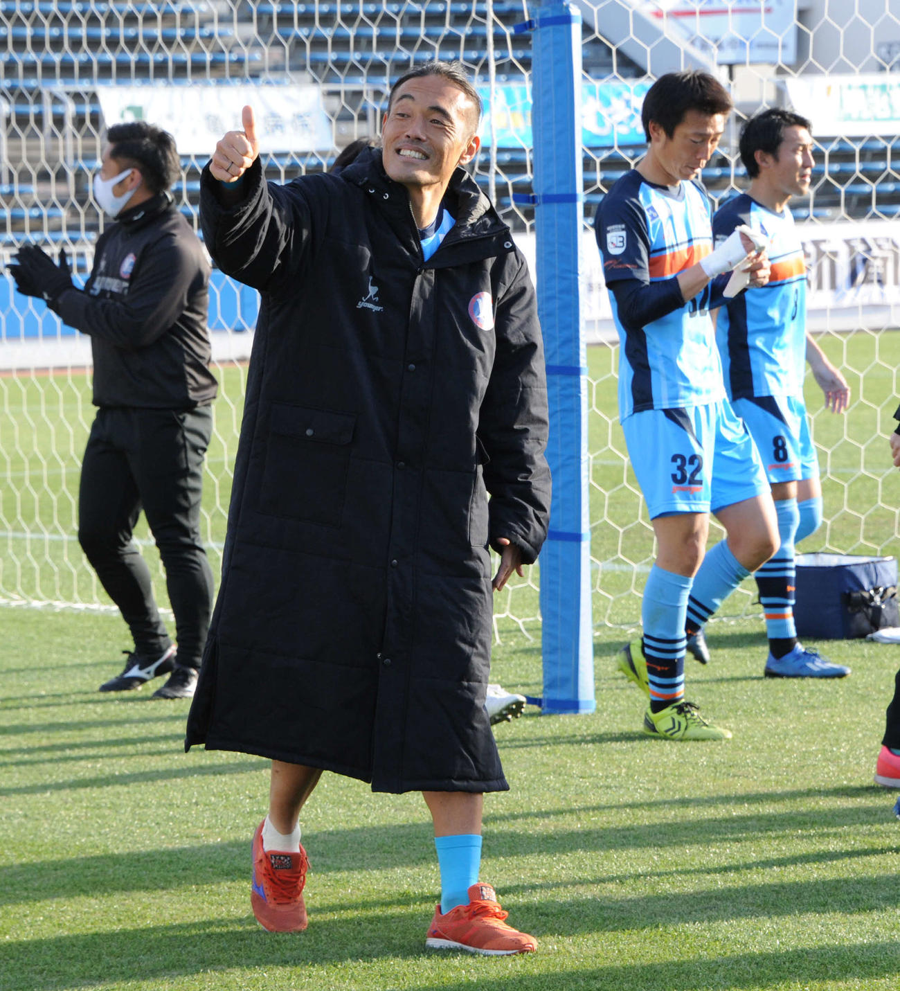 試合後にサポーターへあいさつするYS横浜のFW安彦