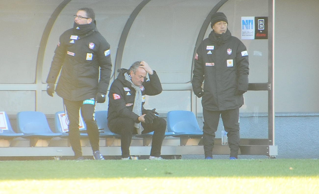 0－3とされ頭を抱えるアルベルト監督